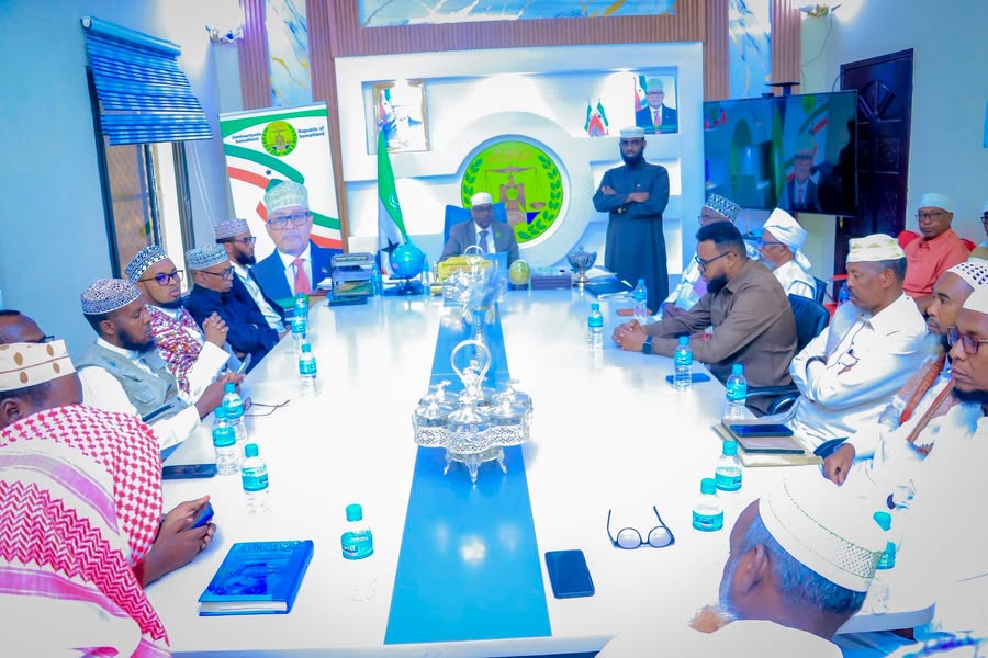 Sawiro: Gudomiyaha gobolka Awdal ayaa xilkii u kala wareejiyay isuduhii hore ee wasarada diinta iyo Awqaafta gobolka Awdal Sheekh Xaamud Ladiif Axmed iyo isuduwaha cusub ee...