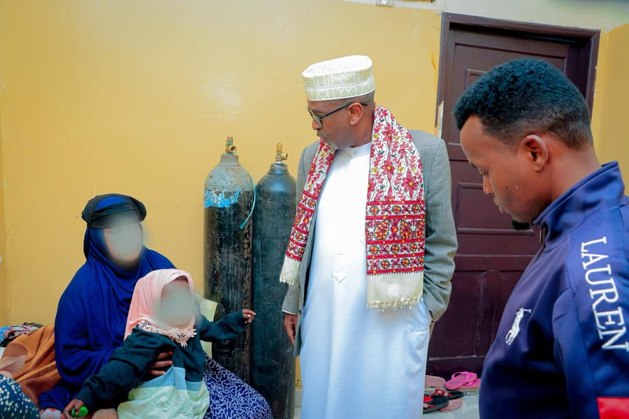 Gudoomiyaha Gobolka Awdal Mudane C/Rashiid Xasan Mataan Ayaa Dhakhtarka weyn Ee Boorama ku Booqday Hooyo iyo Laba Caruura Oo Miino kula qaraxday Deegaanka Quljeed........