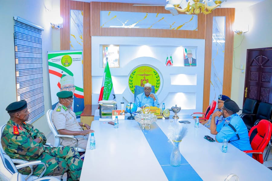 Guddoomiyaha Gobolka Awdal, Mudane C/Rashiid Xasan Mataan, ayaa maanta xafiiskiisa kulan kula yeeshay Guddida Amniga ee Gobolka Awdal. Kulankan ayaa diiradda lagu saaray...