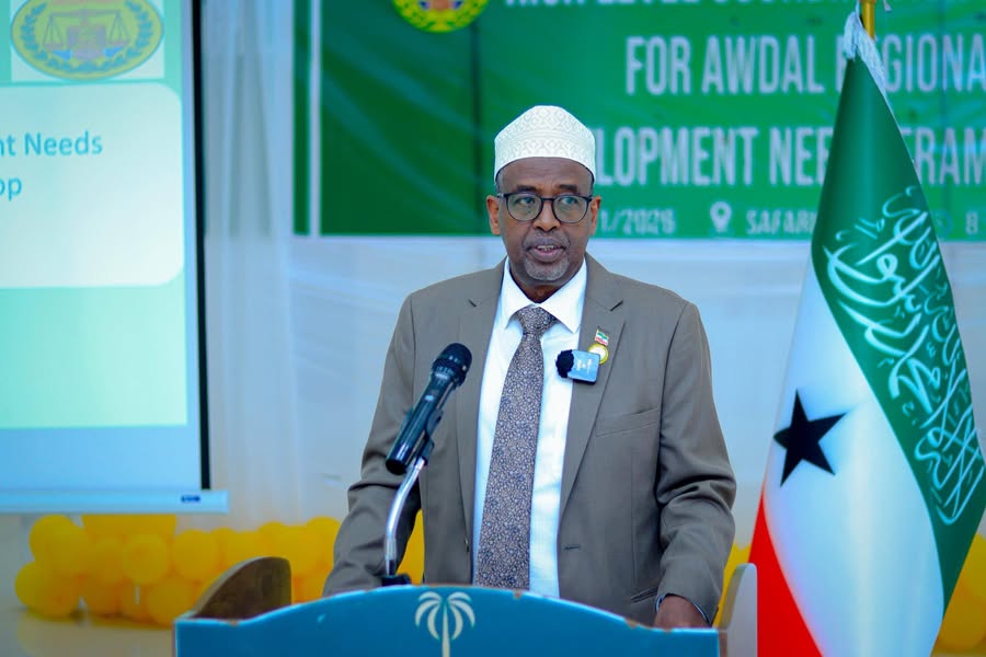 Daawo Sawirrada Guddoomiyaha Gobolka Awdal oo Soo Qaban-qaabiyey Kulan Heer Sare ah oo Ku Saabsan Horumarinta Gobolka