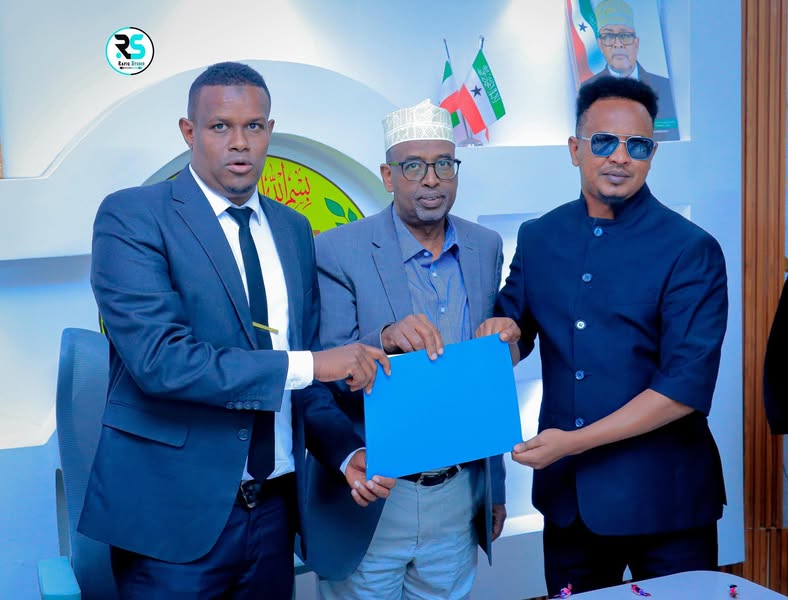 Boorama – Guddoomiyaha Gobolka Awdal, Cabdirashiid Xasan Mataan, ayaa si rasmi ah xilkii ugu kala wareejiyey Iskuduwihii hore iyo kan cusub ee Wasaaradda Warfaafinta, Dhaqanka...