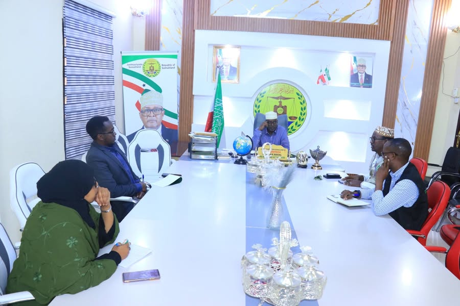 Gudoomiyaha Gobolka Awdal Mudane C/Rashiid Xasan Mataan Ayaa Xafiiskiisa ku qaabilay Masuuliyiin ka socday hay’adda SCAN
