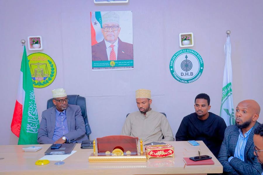 Guddoomiyaha Gobolka Awdal Mudane C/Rashiid Xasan Mataan iyo Duqa Degmada Boorama Maxamuud Sheekh Ibraahim ayaa kulan muhiim ah la yeeshay Guddoomiyaha Degmada Sheekh Cali...