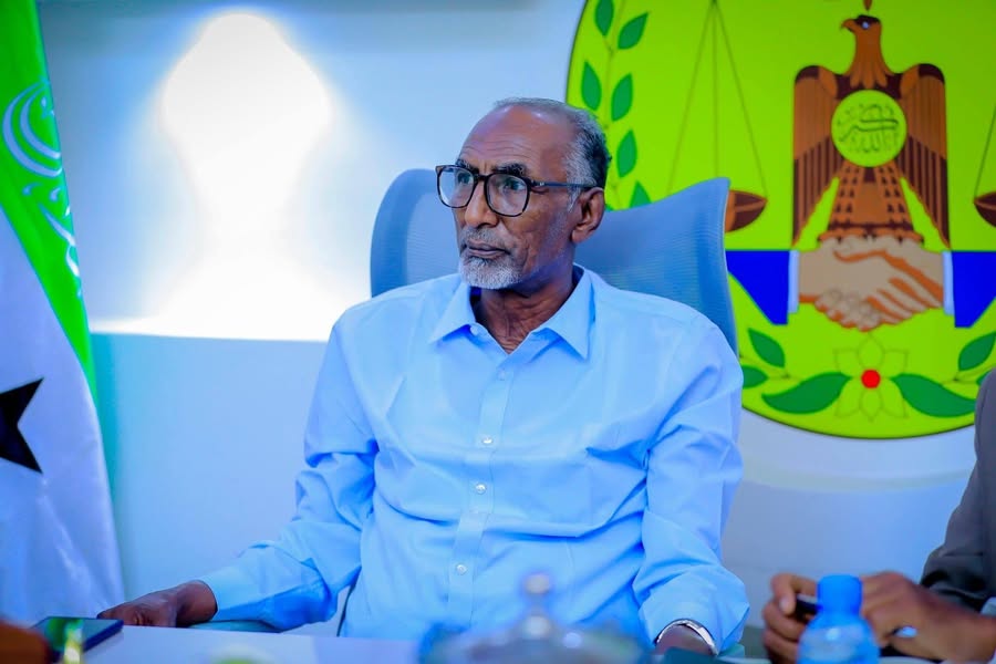 Wasiirka Arrimaha Gudaha iyo Amniga JSL, Cabdale Maxamed Carab, ayaa maanta gudoomiyay shirkii Amniga ee Gobolka Awdal oo lagu qabtay Xarunta Maamulka Gobolka Awdal ee Borama