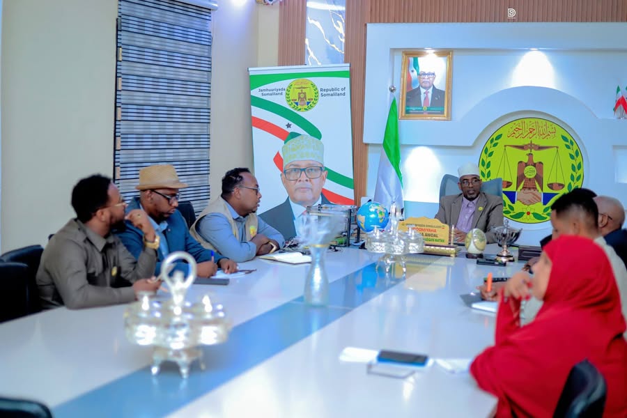 DAAWO Gudoomiyaha Gobolka Awdal Mudane C/Rashiid Xasan Mataan Ayaa Xafiiskiisa ku Qaabiley Wefti Uu Hoggaaminayo Agaasimaha Guud Ee Wasaaradda Waxbarashada Barbaarinta Iyo...