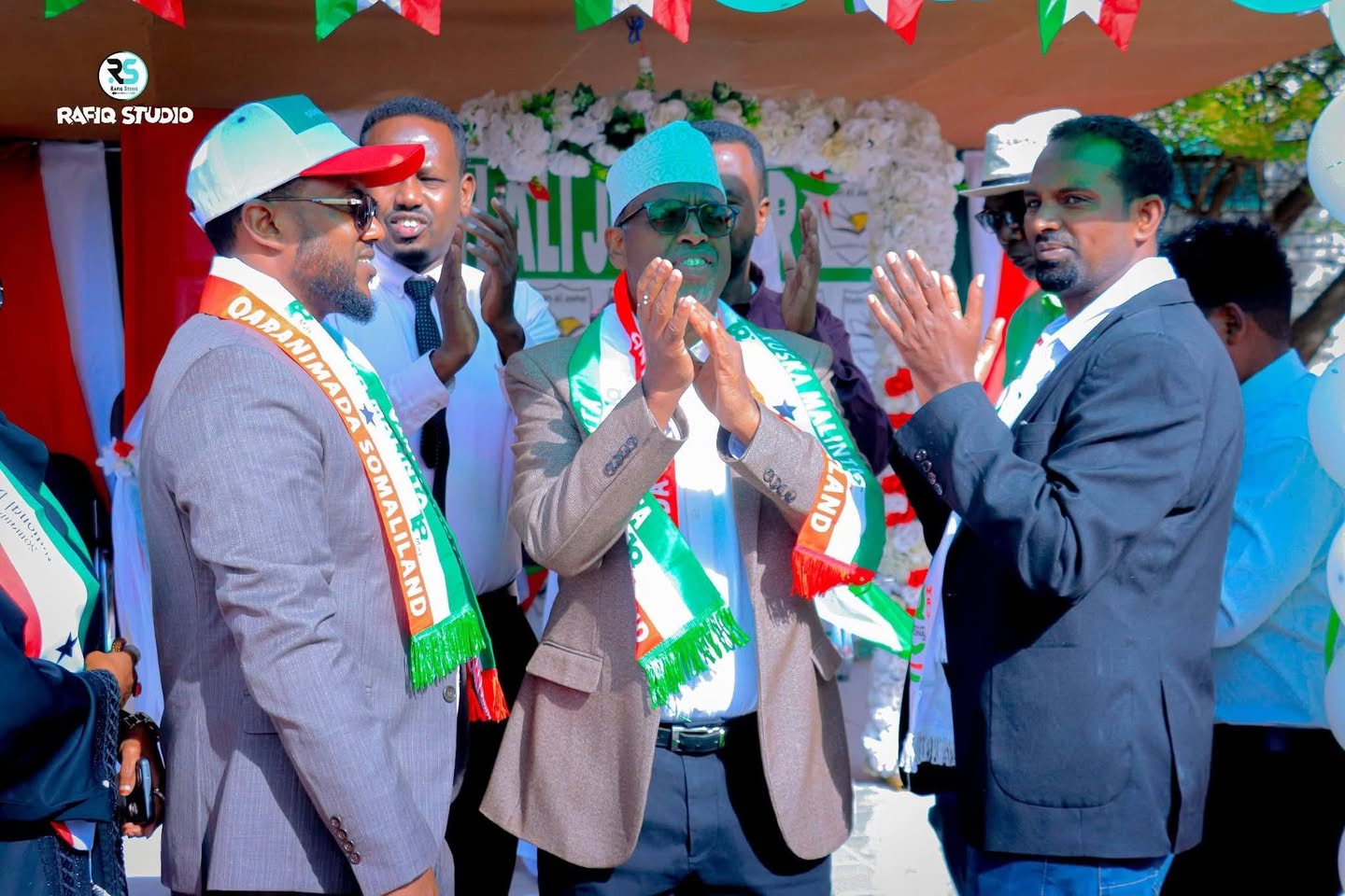 Daawo Sawirrada Gudoomiyaha Gobolka Awdal Mudane C/Rashiid Xasan Mataan iyo Xubno ka Tirsan Gudida Qaban qaabada Xuska 18-May ee 2026 ee Gobolka Awdal Booqday Ardayda Dugsiga...