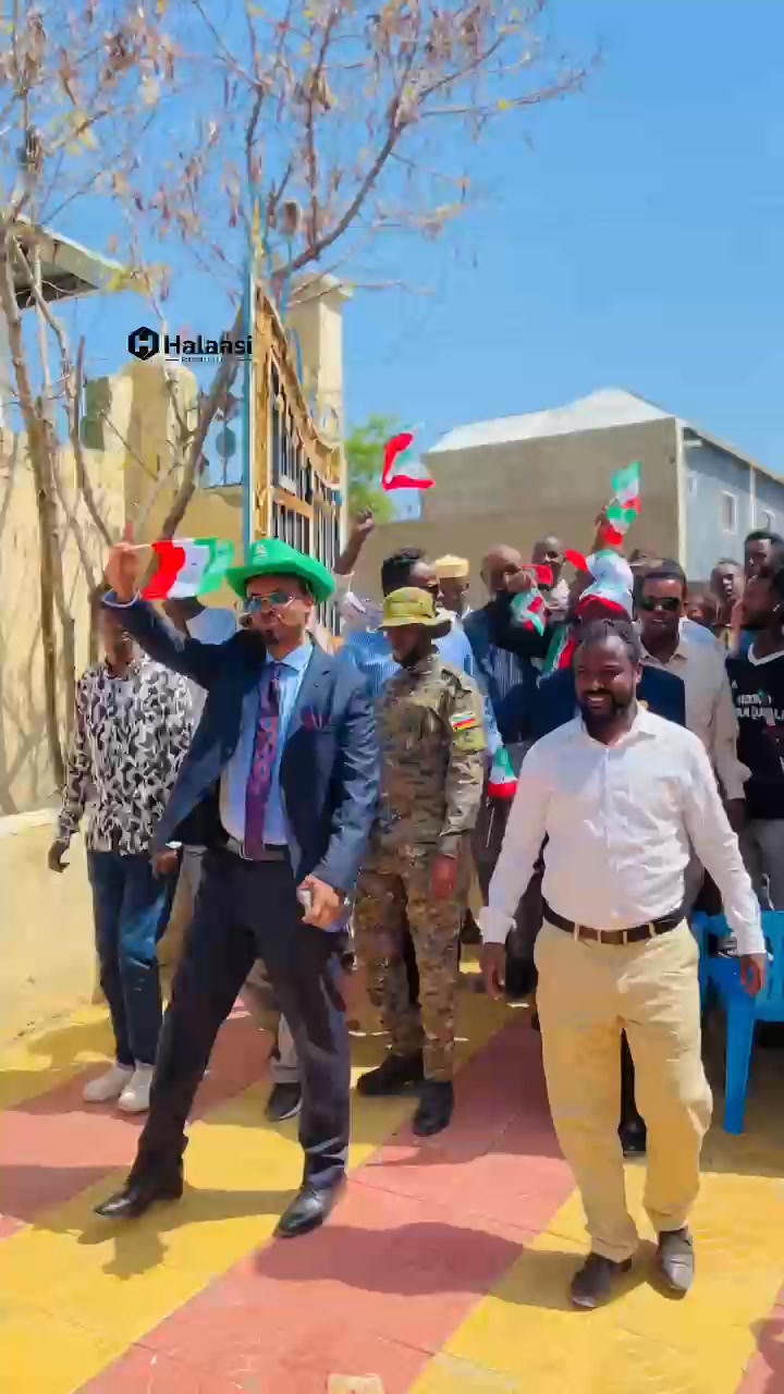 Gudoomiyaha Gobolka Awdal Mudane C/Rashiid Xasan Mataan Ayaa Iyo duqa Degmada Boorama Maxamuud Sh.ibraahim Xoghayaha Dawladda Hoose Ayaa si wada jira shacabka Kala Duwan ee...
