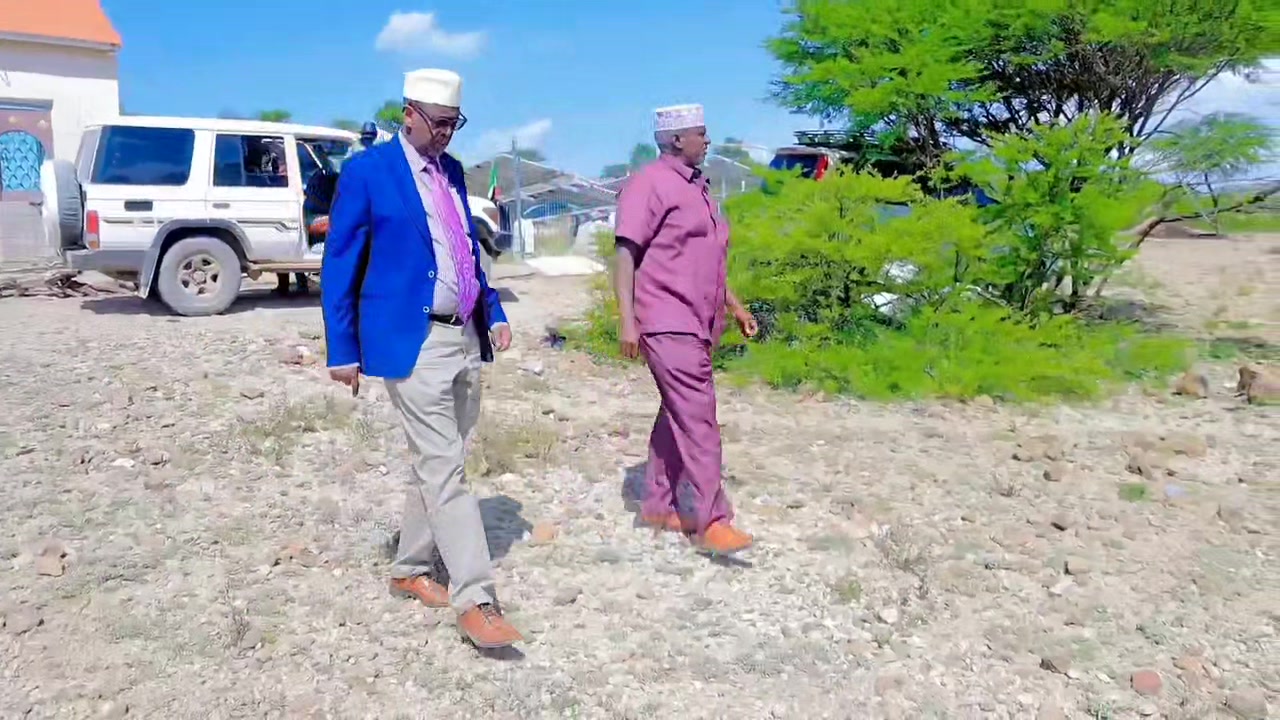 Daawo Gudoomiyaha Gobolka Awdal Mudane C/Rashiid Xasan Mataan Oo ay weheliyaan Maamulka degmada Quljeed Xildhibaan Ka tirsan Golaha Guurtida Jsl iyo odayaasha deegaanka Ayaa...