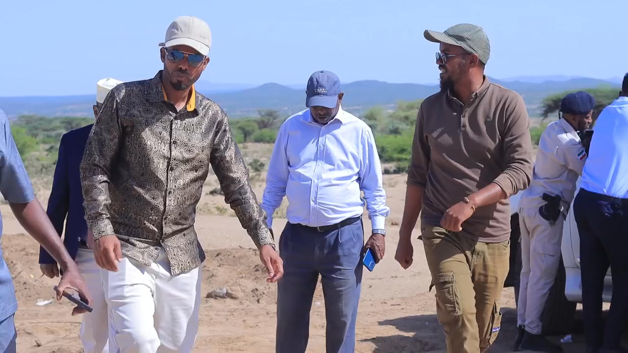 Gudoomiyaha Gobolka Awdal mudane C/Rashiid Xasan Mataan Oo ay weheliyaan duqa degmada Boorama iyo masuuliyiinta Gacanta ku haysata dhismaha wadada isku xidha magaalada Boorama...
